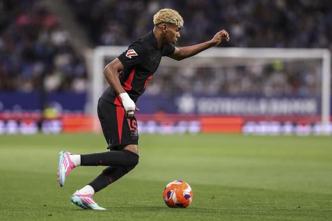 卫报：西汉姆给安热尔-戈梅斯开10万镑周薪，巴萨也对他有意